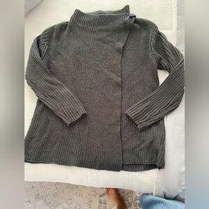 Ellen Tracy tag reads M/L gray sweater.